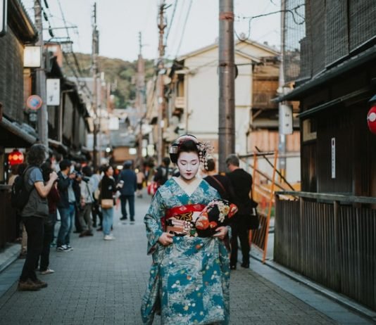 Geisha: Seniman-Penghibur Tradisional Jepang